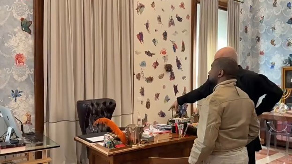 Gazeta zvicerane “NZZ”: Paratë e taksapaguesve shqiptarë për Kanye West - reperi i skandaleve ndez edhe më tej zemërimin popullor kundër Edi Ramës Gazeta zvicerane “NZZ”: Paratë e taksapaguesve shqiptarë për Kanye West - reperi i skandaleve ndez edhe më tej zemërimin popullor kundër Edi Ramës
