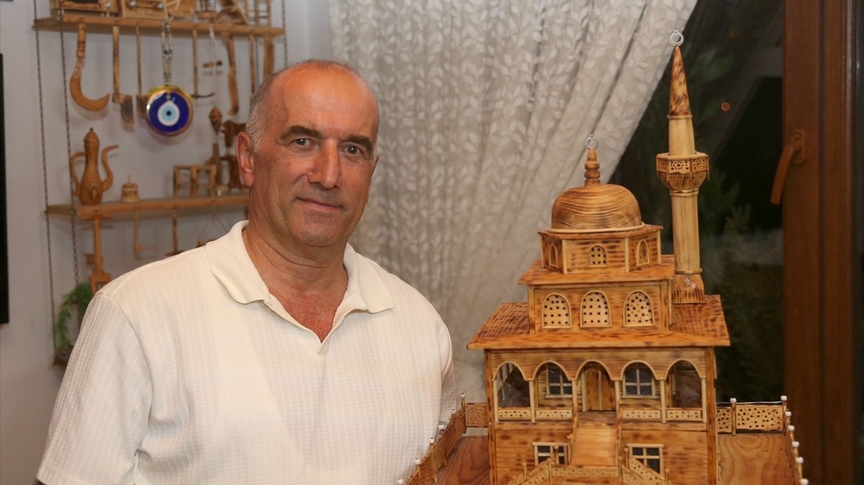 Turqi, 62-vjeçari transformon materialet e drurit në vepra arti në miniaturë