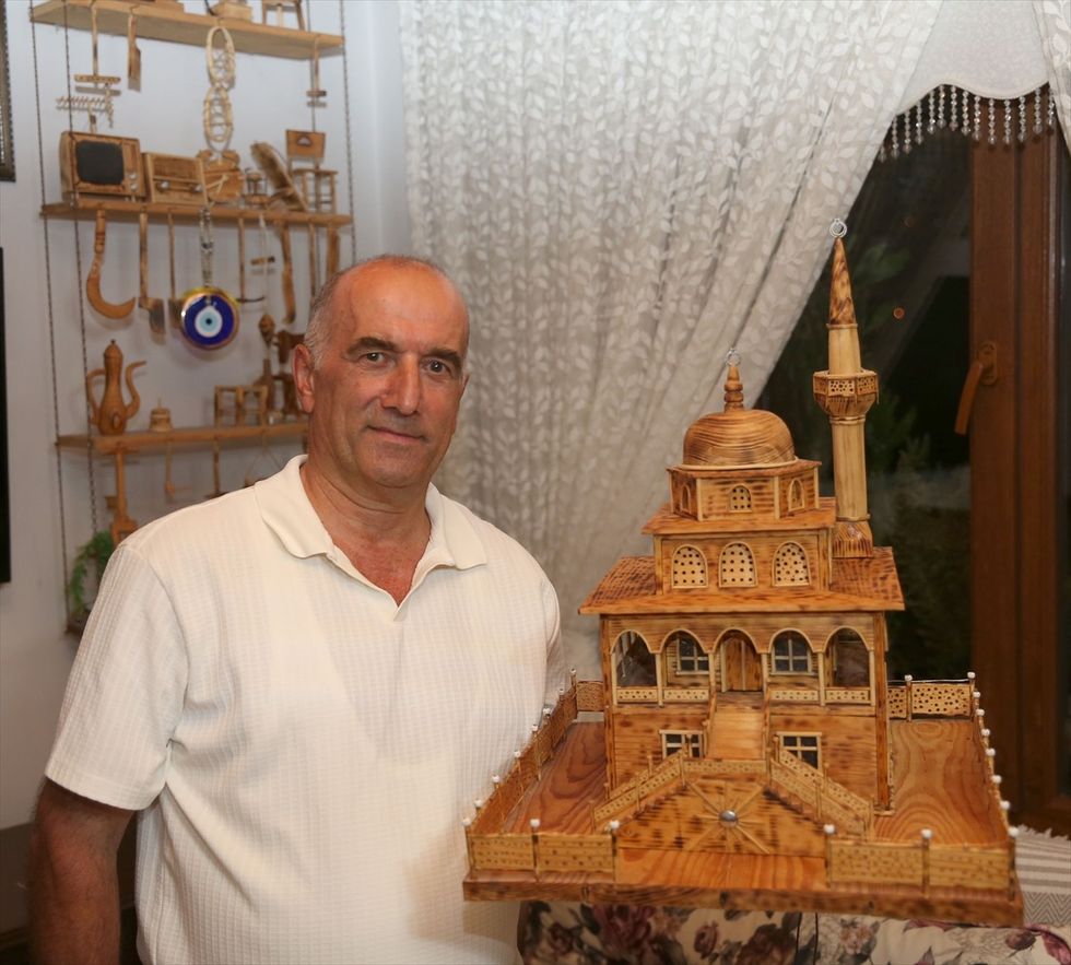 Turqi, 62-vjeçari transformon materialet e drurit në vepra arti në miniaturë