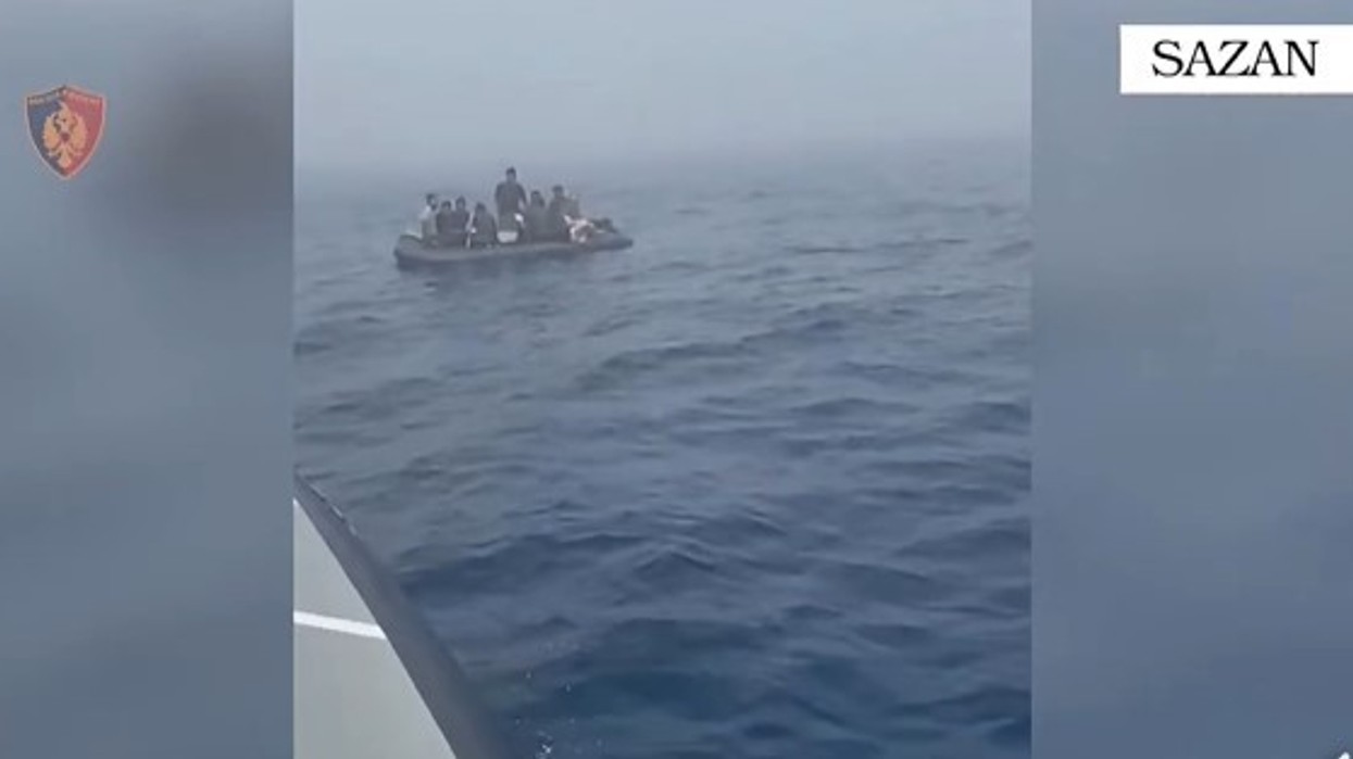 Organizoi futjen në mënyrë të paligjshme të emigrantëve nga Greqia në Shqipëri, arrestohet 43-vjeçar afgan në Vlorë