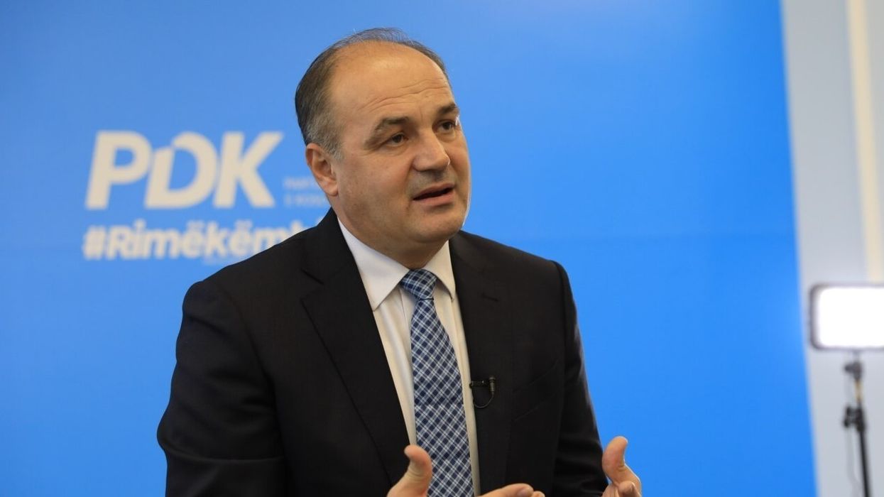 Hoxhaj alarmon: Kosova po izolohet, Serbia po thellon partneritetin strategjik me SHBA-në Hoxhaj alarmon: Kosova po izolohet, Serbia po thellon partneritetin strategjik me SHBA-në