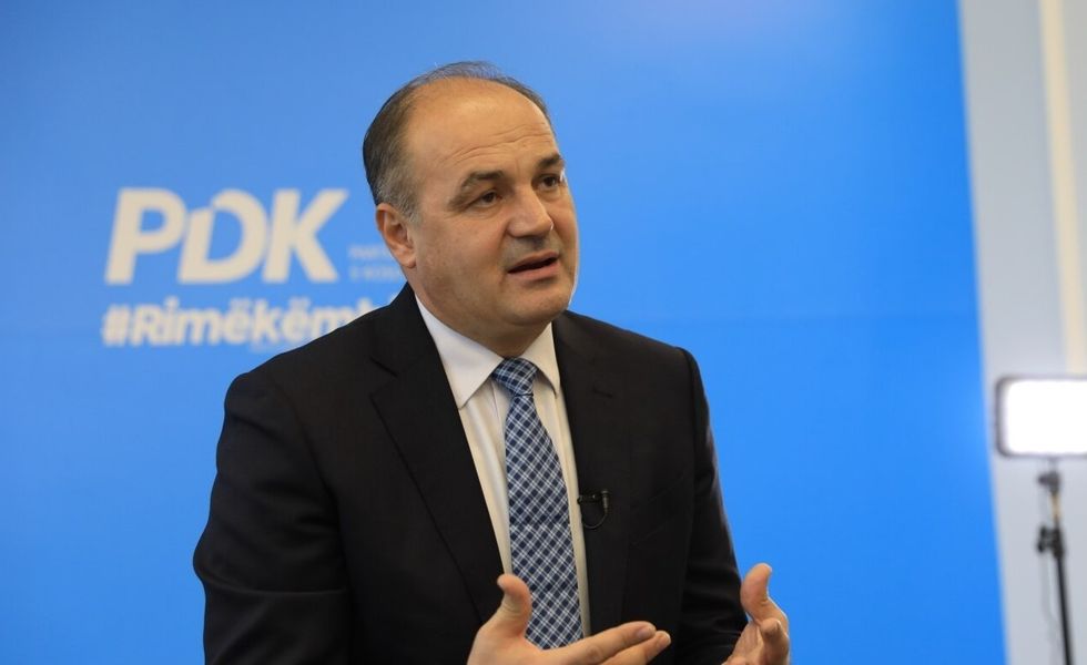Hoxhaj alarmon: Kosova po izolohet, Serbia po thellon partneritetin strategjik me SHBA-në
