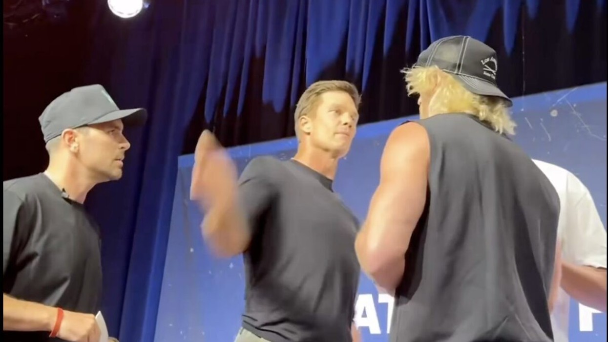 Tom Brady e goditi me shuplakë Logan Paul në skenë dhe konflikti vazhdoi në rrjetet sociale