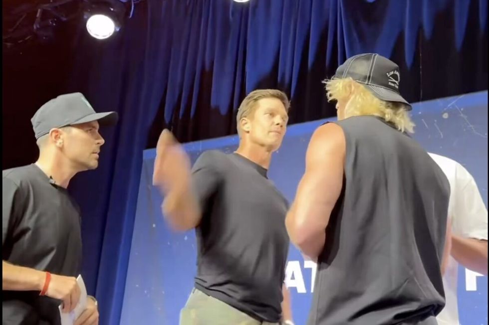 Tom Brady e goditi me shuplakë Logan Paul në skenë dhe konflikti vazhdoi në rrjetet sociale