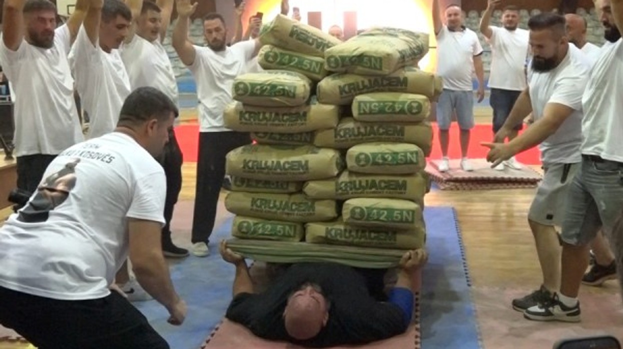 Kosova në Guinness, Bujar Muli mbajti mbi trup 2,000 kilogramë!