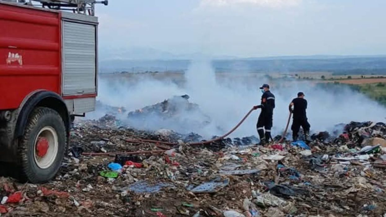 Vazhdojnë përpjekjet për shuarjen e zjarrit në deponinë e mbeturinave në Sferkë të Thatë Vazhdojnë përpjekjet për shuarjen e zjarrit në deponinë e mbeturinave në Sferkë të Thatë