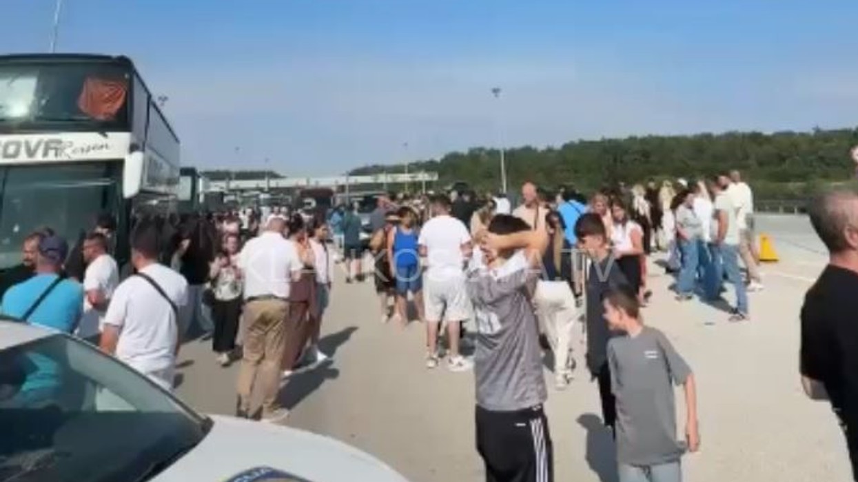Mërgimtarët bllokohen për orë të tëra në kufirin Kroaci-Serbi, autobusët ende në pritje