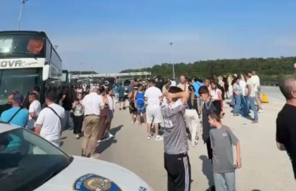 Mërgimtarët bllokohen për orë të tëra në kufirin Kroaci-Serbi, autobusët ende në pritje