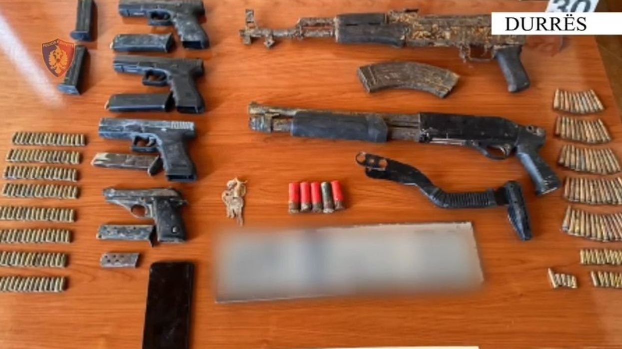 Zbulohet arsenal armësh në Manzë, arrestohet 20-vjeçari Zbulohet arsenal armësh në Manzë, arrestohet 20-vjeçari