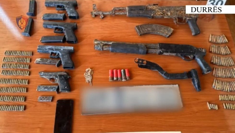 Zbulohet arsenal armësh në Manzë, arrestohet 20-vjeçari