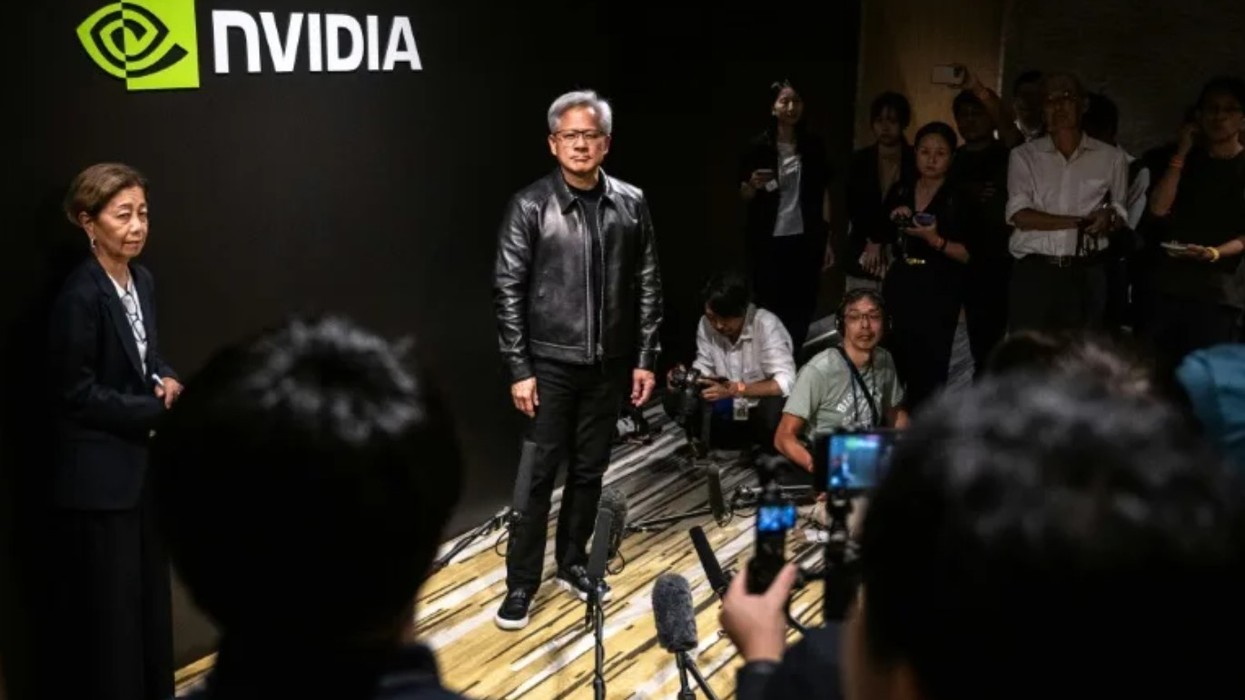Xhaketa prej lëkure e veshur nga CEO i Nvidia-s, Jensen Huang - shitet në ankand për gati një milion dollarë