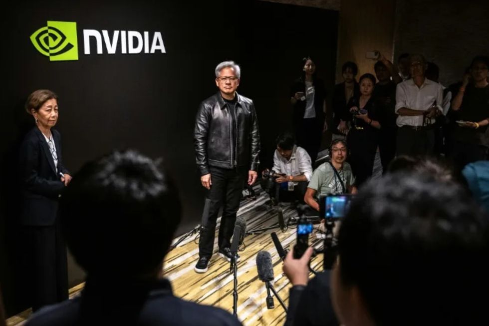 Xhaketa prej lëkure e veshur nga CEO i Nvidia-s, Jensen Huang - shitet në ankand për gati një milion dollarë