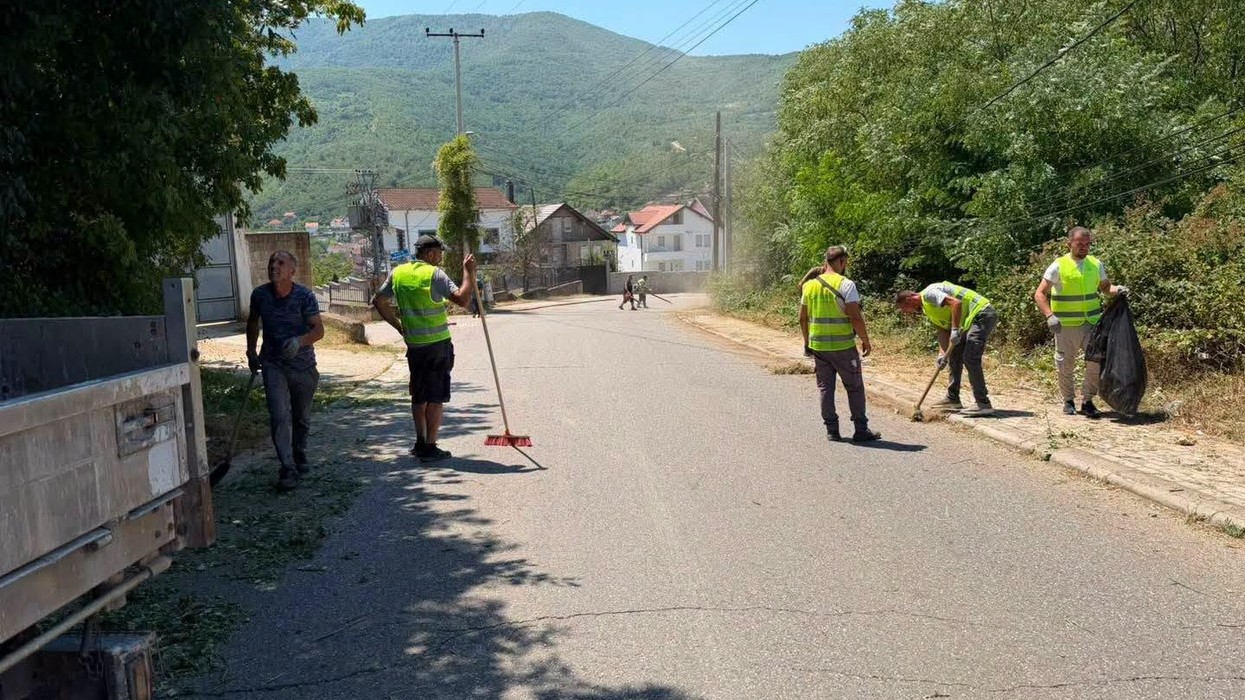 Banorët e Hoçës së Qytetit të Prizrenit nuk presin komunën, pastrojnë vetë fshatin
