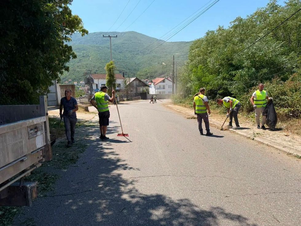 Banorët e Hoçës së Qytetit të Prizrenit nuk presin komunën, pastrojnë vetë fshatin