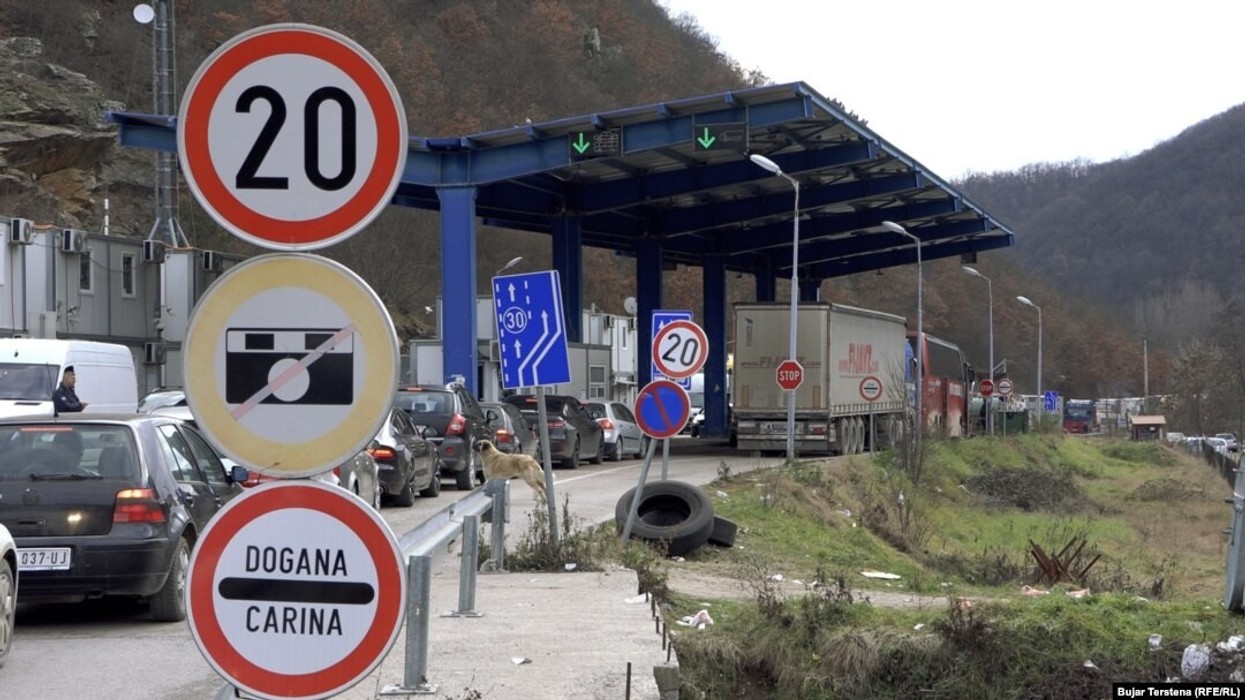 Kolona të gjata në pikën kufitare te Dheu i Bardhë, pritje deri në 25 minuta për të hyrë në Kosovë