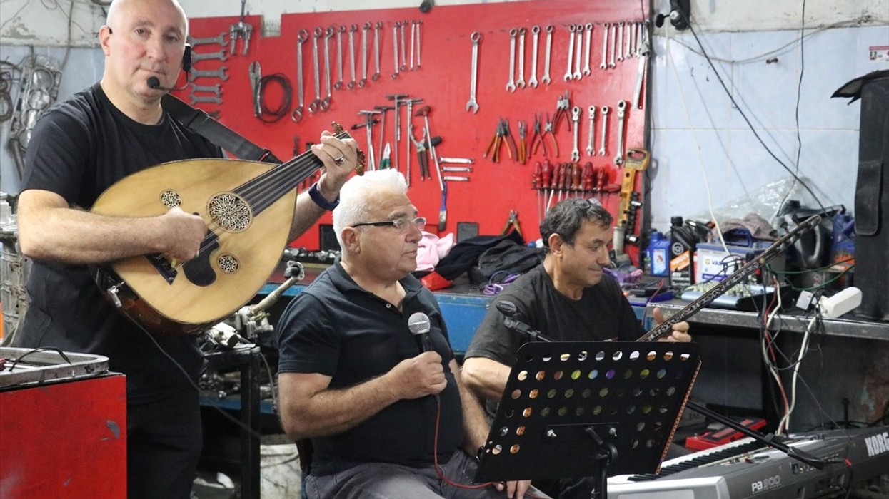 Mekanikët lënë veglat e punës dhe kthehen në muzikantë pas orarit