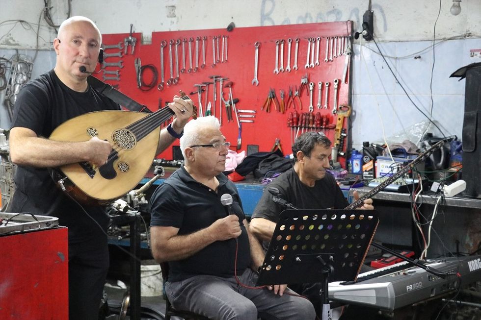 Mekanikët lënë veglat e punës dhe kthehen në muzikantë pas orarit