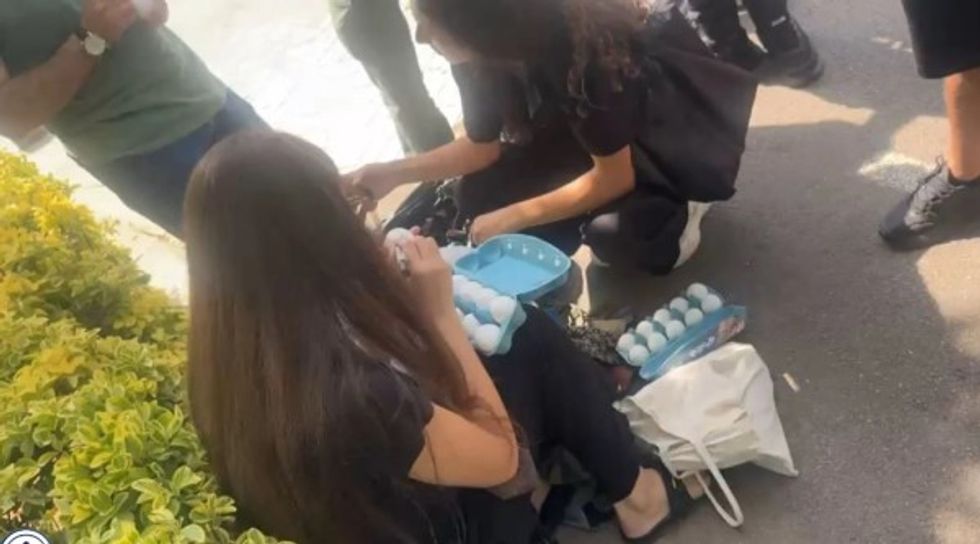Protestuesit mblidhen te Kuvendit të Shqipërisë, personalizojnë vezët me emrat e deputetëve
