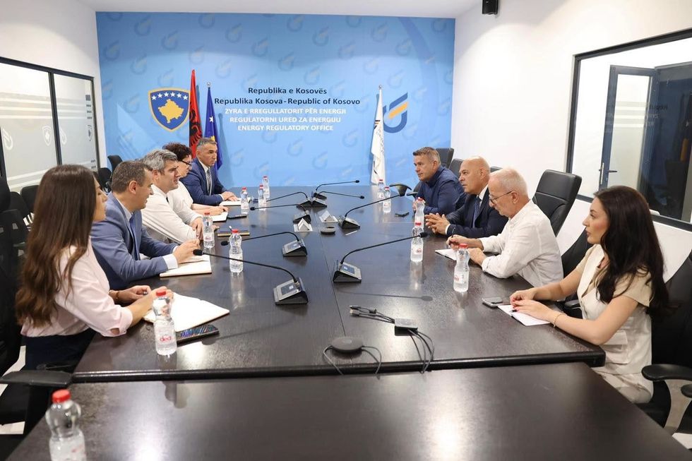 Gjini takon drejtuesit e ZRRE-së, kërkon avancimin e gazsjellësit dhe termocentralit