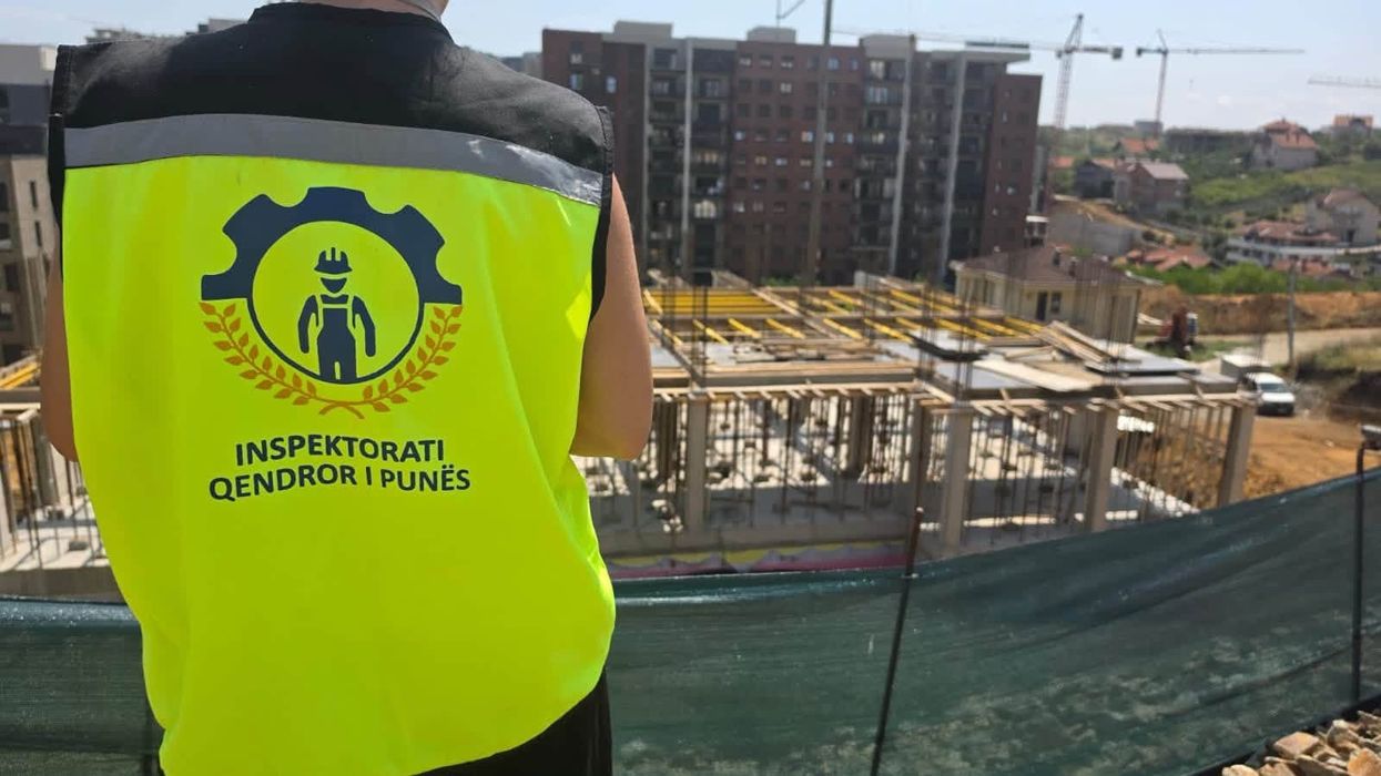 Inspektorati ndalon punimet në 13 vendpunishte në Prishtinë dhe Fushë Kosovë për shkak të rrezikut për punëtorët Inspektorati ndalon punimet në 13 vendpunishte në Prishtinë dhe Fushë Kosovë për shkak të rrezikut për punëtorët