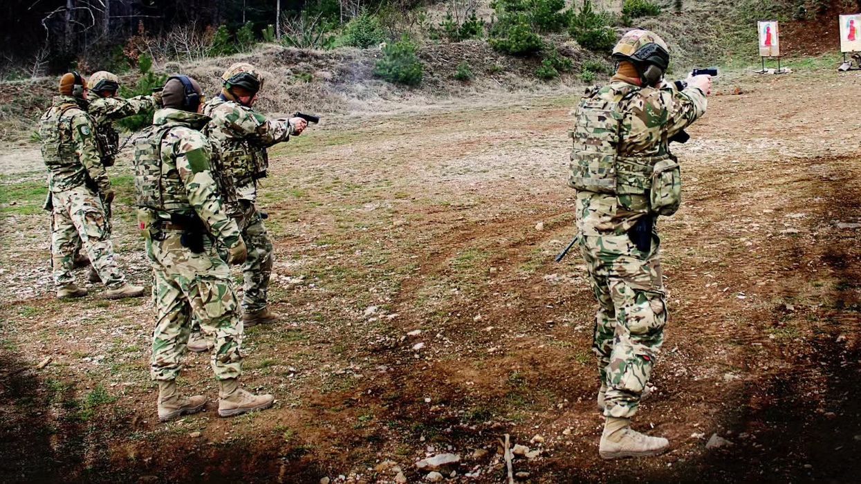 Ushtarët e KFOR-it hungarezë, zhvillojnë trajnim me gjuajtje reale në Pejë Ushtarët e KFOR-it hungarezë, zhvillojnë trajnim me gjuajtje reale në Pejë