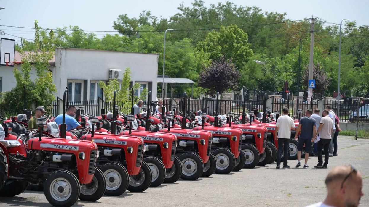 Në Pejë nis shpërndarja e 65 traktorëve për fermerët, dorëzohen 19 në fazën e parë Në Pejë nis shpërndarja e 65 traktorëve për fermerët, dorëzohen 19 në fazën e parë