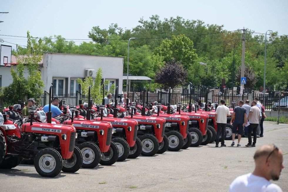 Në Pejë nis shpërndarja e 65 traktorëve për fermerët, dorëzohen 19 në fazën e parë