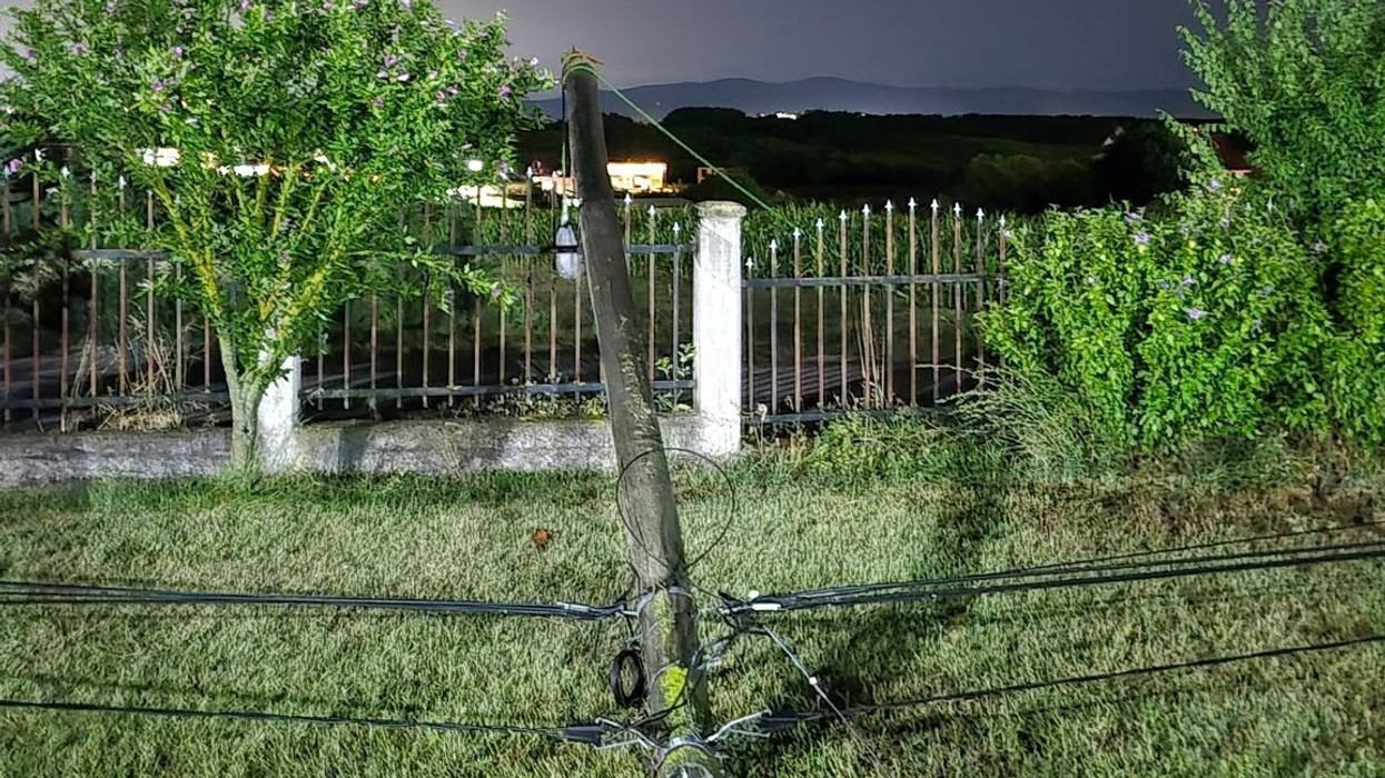 Rrëzohet shtylla elektrike nga stuhia në fshatin Vërban të Gjilanit