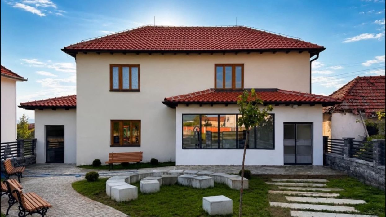 Vidhen gjashtë karrige nga oborri i Shtëpisë Muze “Ymer Elshani” Vidhen gjashtë karrige nga oborri i Shtëpisë Muze “Ymer Elshani”