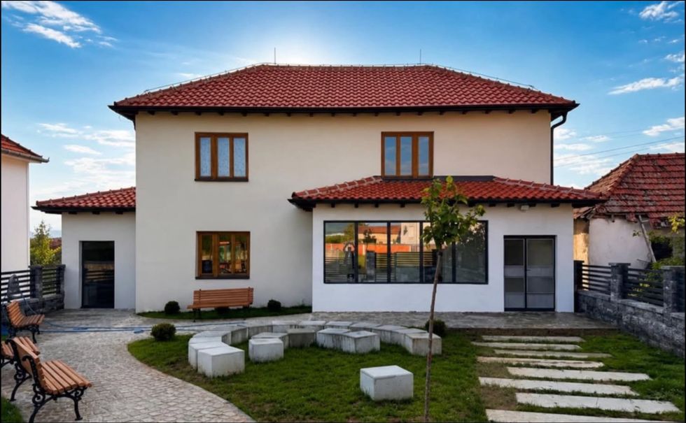 Vidhen gjashtë karrige nga oborri i Shtëpisë Muze “Ymer Elshani”
