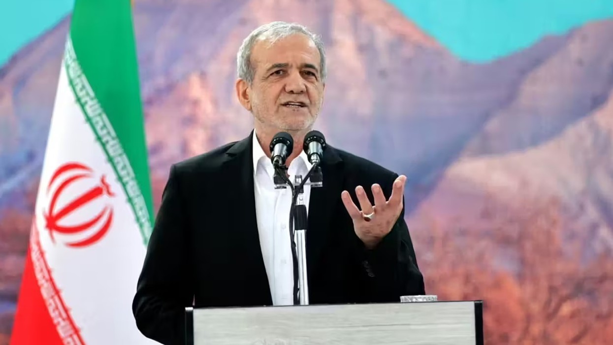 Presidenti i Iranit thotë se vendi është në "luftë në shkallë të plotë"