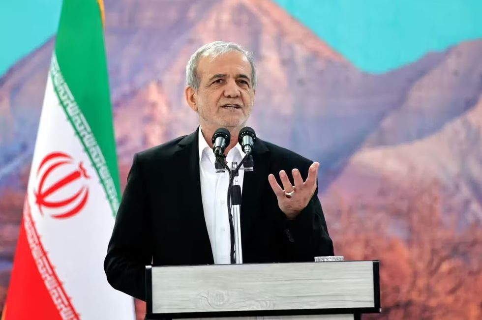 Presidenti i Iranit thotë se vendi është në "luftë në shkallë të plotë"