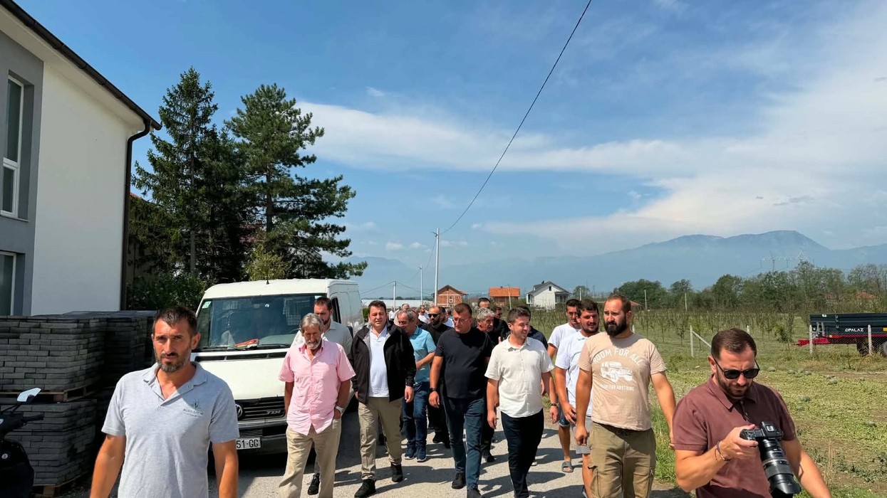 Ministri i Bujqësisë viziton Kovragën pas dëmeve nga breshëri