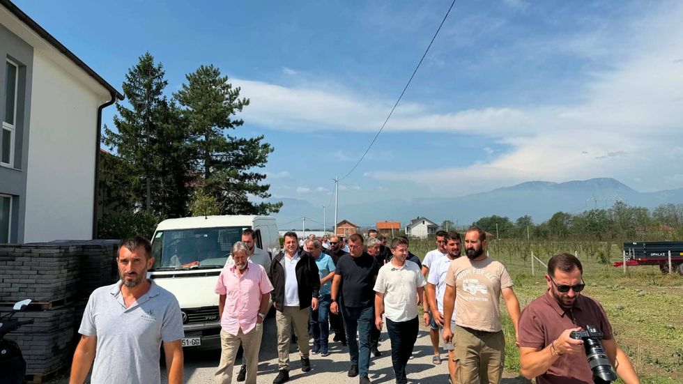 Ministri i Bujqësisë viziton Kovragën pas dëmeve nga breshëri