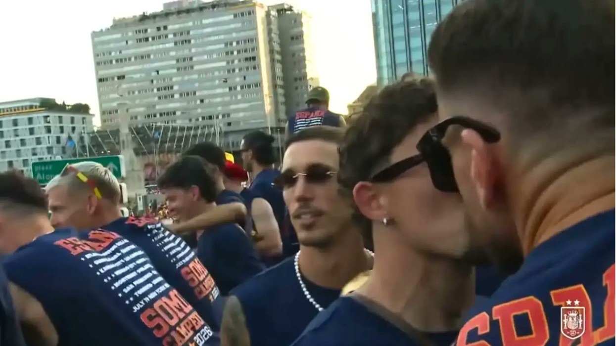 Festa e tepruar, lojtarët e Spanjës u puthen në buzë në paradën e Kupës së Botës