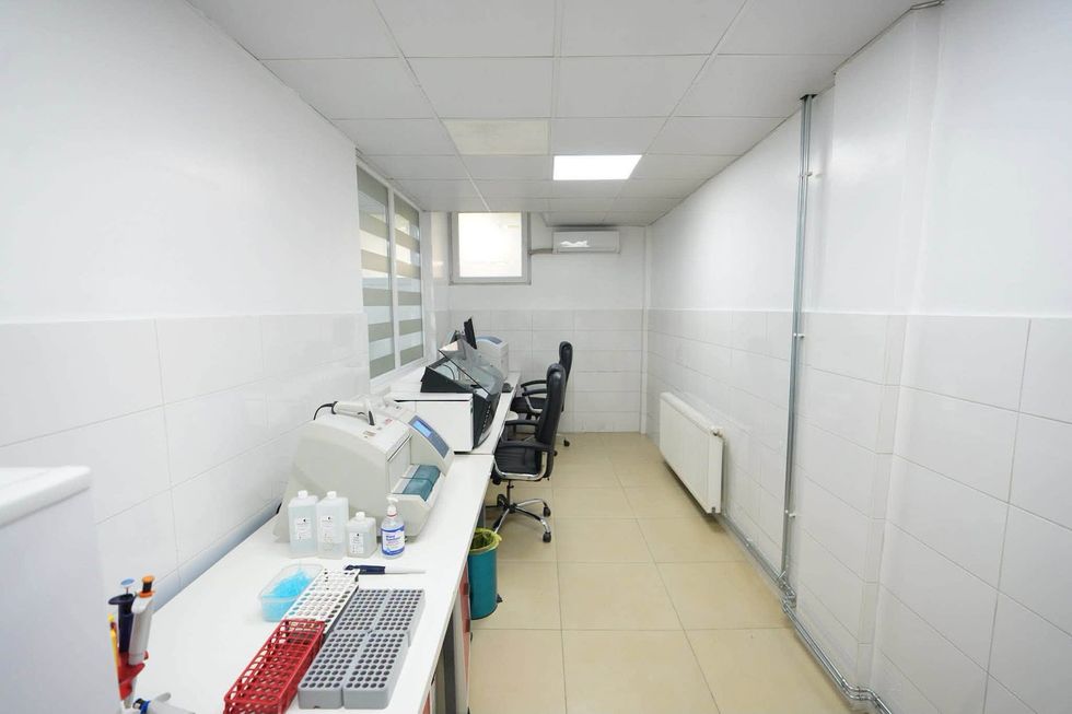 Rifillon punën laboratori i QMF-së 6 në Bregun e Diellit