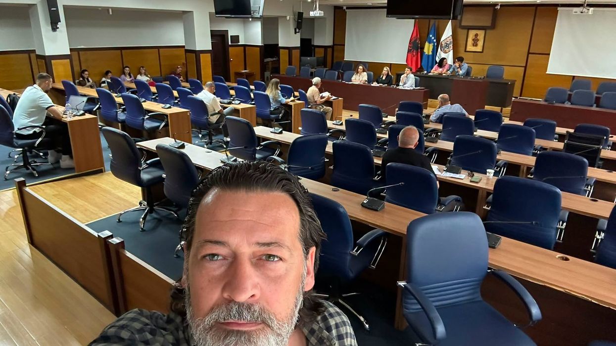 Vetëm 7 qytetarë në dëgjimin për buxhetin e arsimit, Sveçla kritikon ekzekutivin komunal Vetëm 7 qytetarë në dëgjimin për buxhetin e arsimit, Sveçla kritikon ekzekutivin komunal