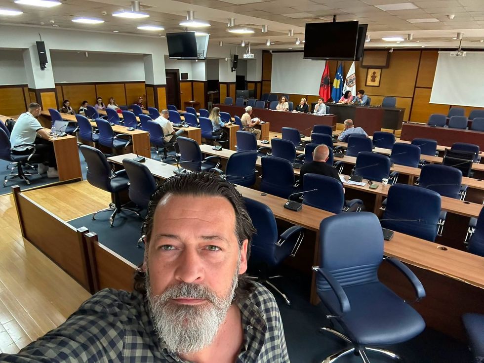 Vetëm 7 qytetarë në dëgjimin për buxhetin e arsimit, Sveçla kritikon ekzekutivin komunal