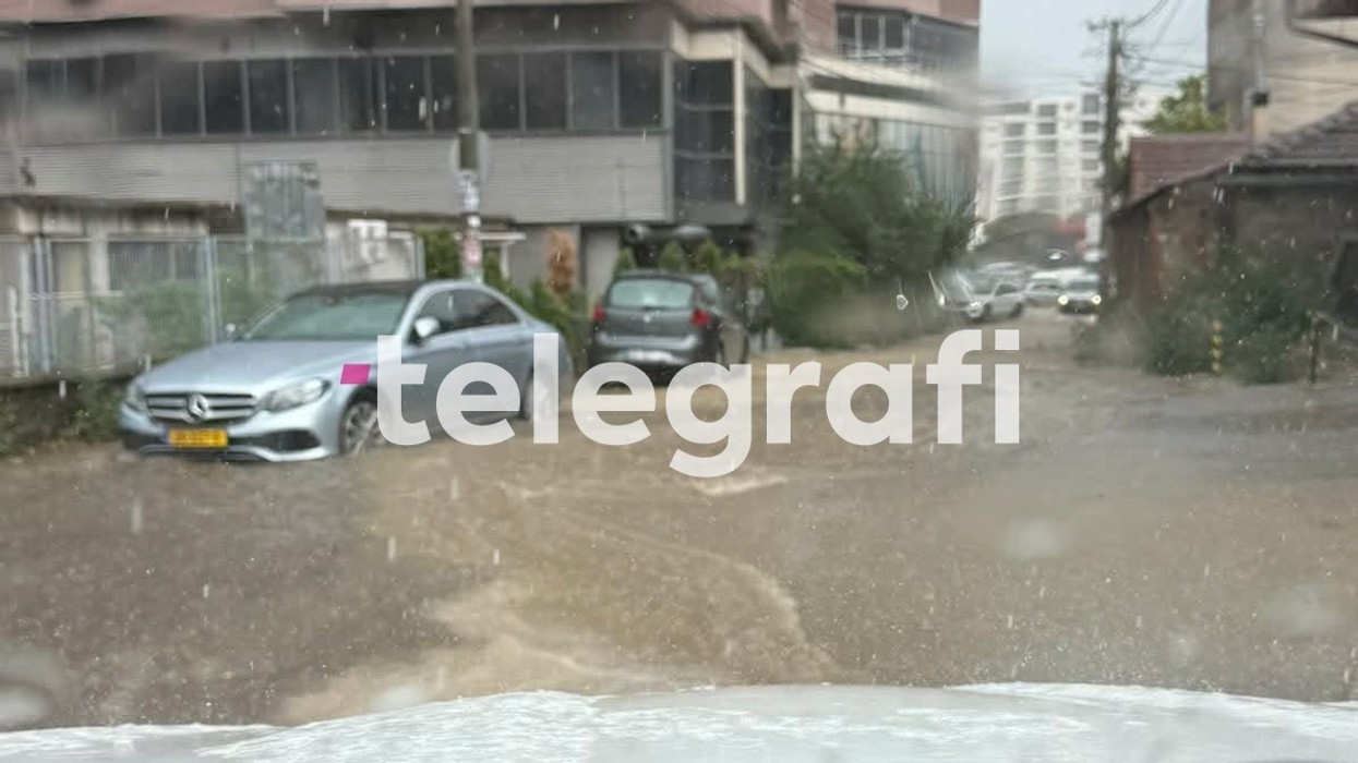 Moti përkeqësohet në Pejë, stuhi e fortë me breshër