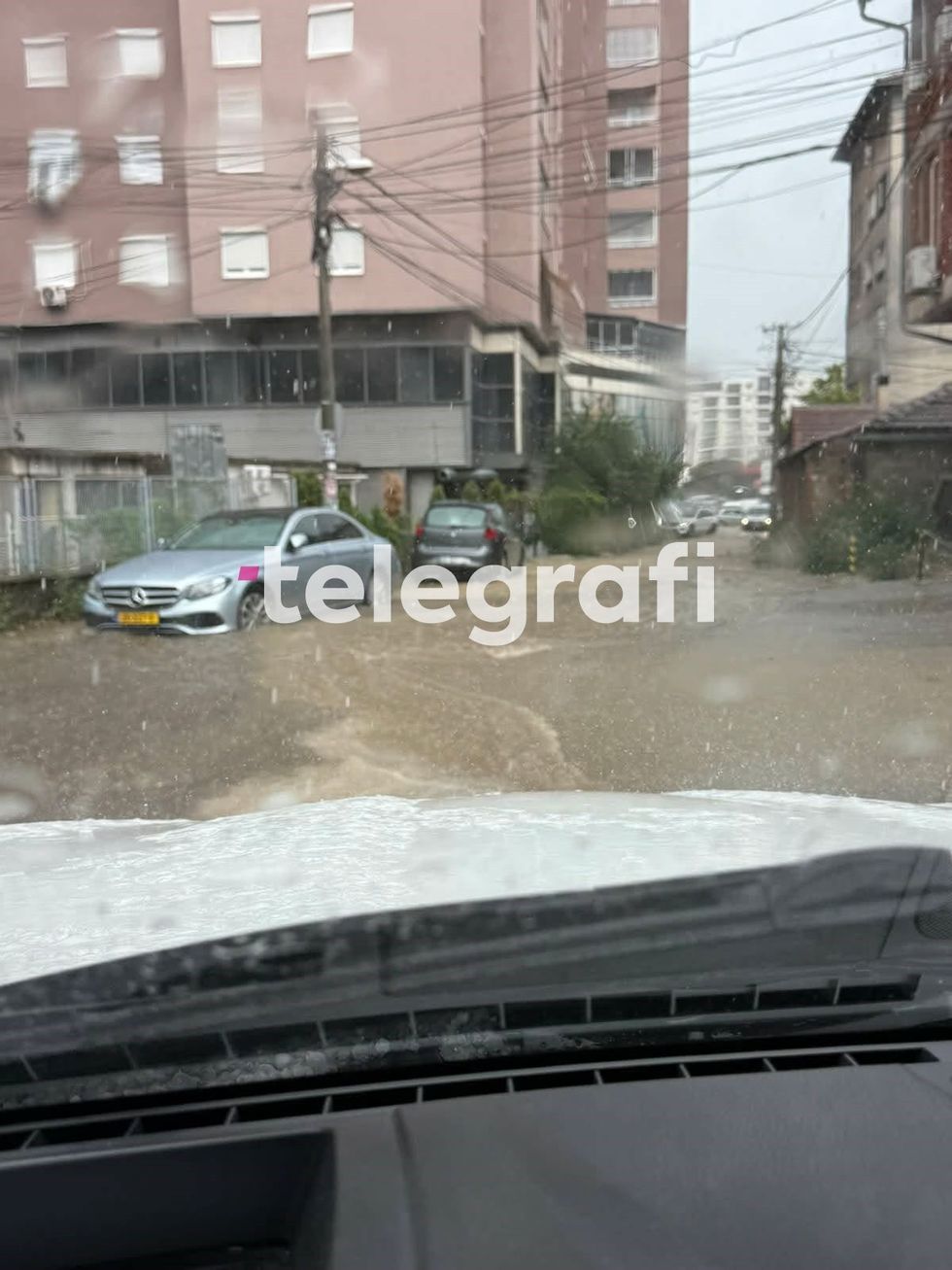 Moti përkeqësohet në Pejë, stuhi e fortë me breshër