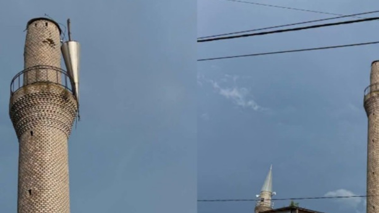 Erërat e forta dëmtojnë minaren e një xhamie në Skenderaj