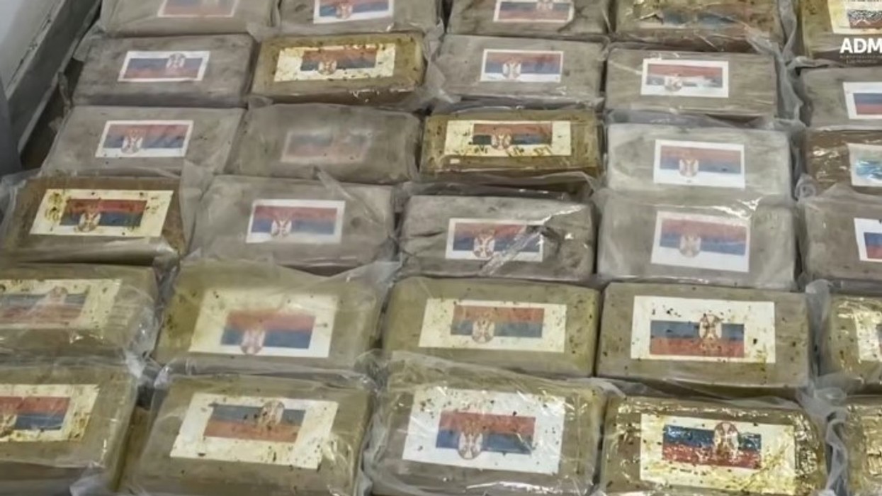 Italia kap rreth 800 kilogramë kokainë, shumica e paketimeve ishin me flamur të Serbisë