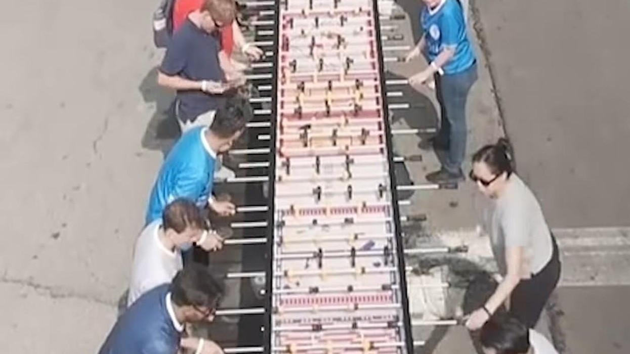Tavolina e futbollit më e gjatë në botë debutoi në Brooklyn
