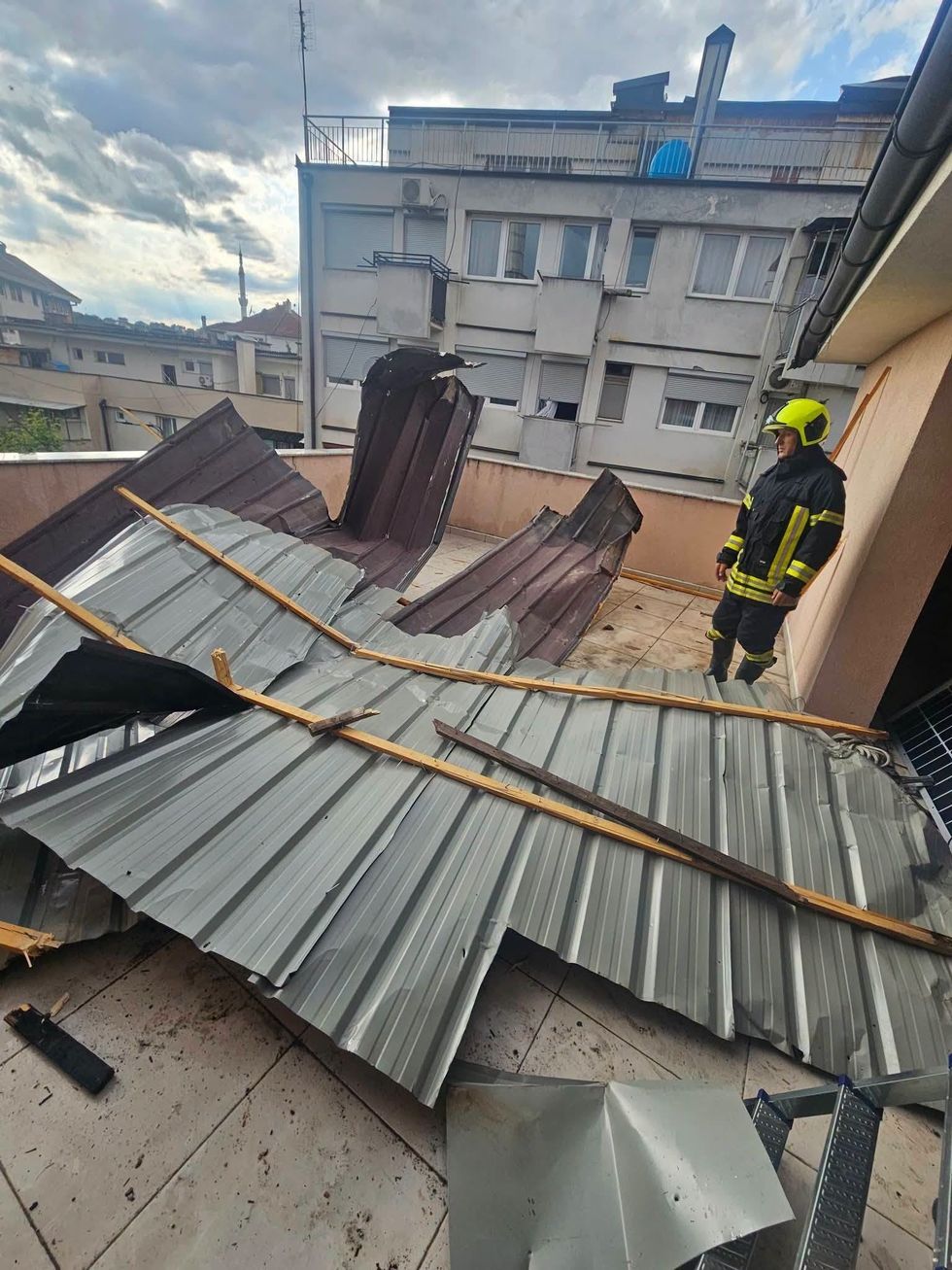 Stuhia me erëra të forta shkakton dëme në Rahovec, ekipet emergjente në terren