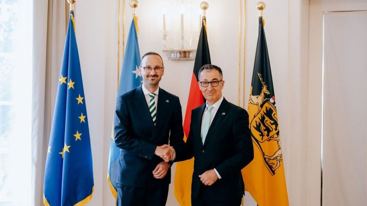 Ambasadori Ajeti takon kryeministrin e Baden-Württembergut, paralajmëron kapitull të ri bashkëpunimi me Kosovën Ambasadori Ajeti takon kryeministrin e Baden-Württembergut, paralajmëron kapitull të ri bashkëpunimi me Kosovën
