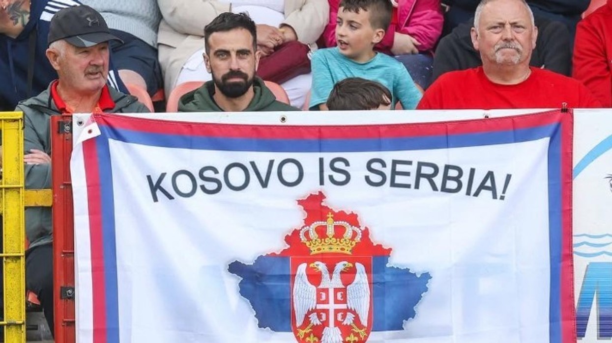 Skandaloze: Në sfidën Larne – Crvena Zvezda shfaqet baneri “Kosova është Serbi”