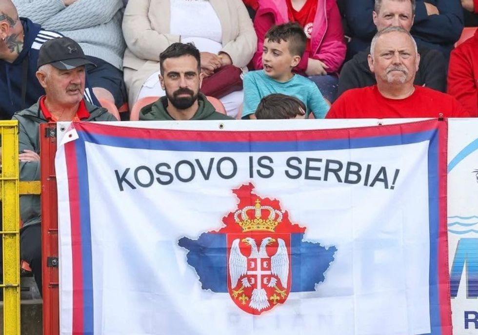Skandaloze: Në sfidën Larne – Crvena Zvezda shfaqet baneri “Kosova është Serbi”