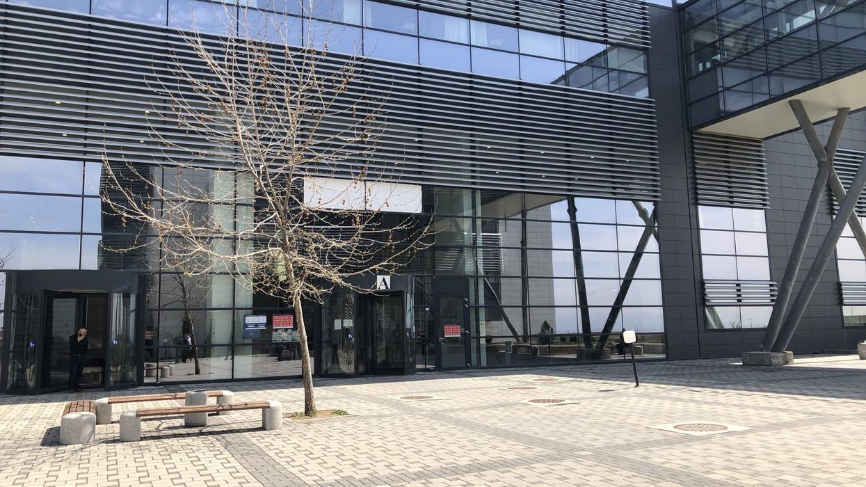 Lëshonin leje qëndrimi për të huaj në këmbim të parave, Prokuroria jep detaje për zyrtarët e arrestuar të MPB-së Lëshonin leje qëndrimi për të huaj në këmbim të parave, Prokuroria jep detaje për zyrtarët e arrestuar të MPB-së