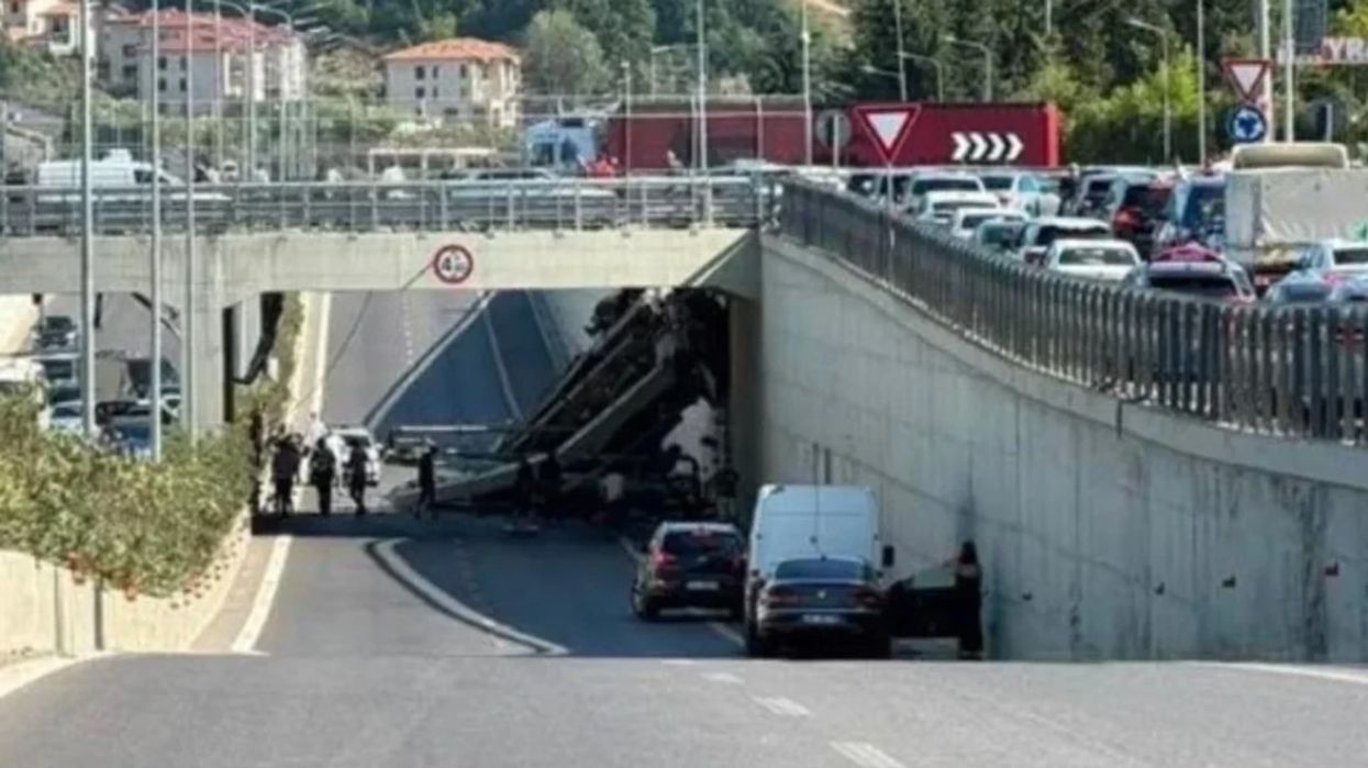 Aksidenti i rëndë me dy të vdekur në Tiranë, momenti kur betonierja përplaset me barrierat dhe bie poshtë Aksidenti i rëndë me dy të vdekur në Tiranë, momenti kur betonierja përplaset me barrierat dhe bie poshtë
