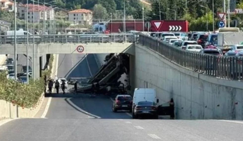 Aksidenti i rëndë me dy të vdekur në Tiranë, momenti kur betonierja përplaset me barrierat dhe bie poshtë